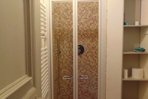 Douche, sèche-cheveux, serviettes fournies