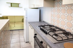 Fridge, oven - M377 - Marcelli, two-room apartment with external courtyard and parking (Marcelli)