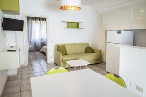 TV - M377 - Marcelli, two-room apartment with external courtyard and parking (Marcelli)