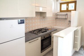 Fridge, oven - M377 - Marcelli, two-room apartment with external courtyard and parking (Marcelli)