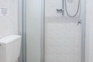 Douche, bidet, serviettes fournies
