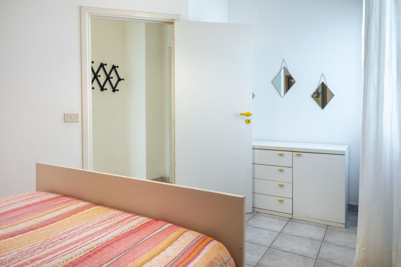 1 bedroom, bed sheets