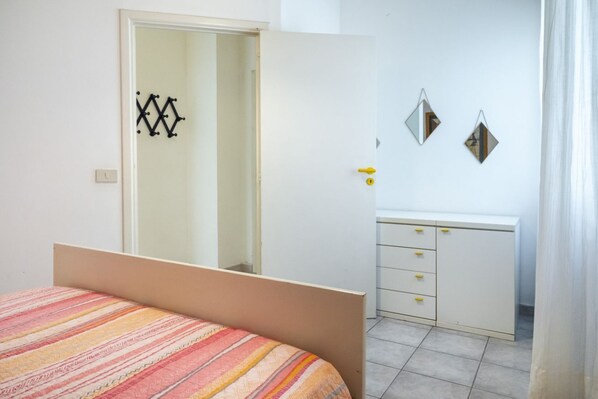 1 bedroom, bed sheets