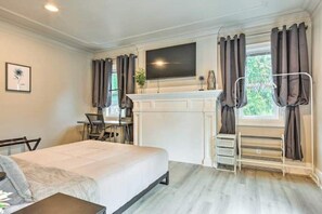 4 sovrum, skrivbord, strykjärn/strykbräda och resesäng