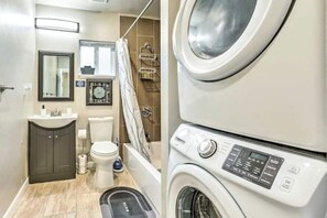 Hair dryer, towels, soap, shampoo - Seattle Oasis with a modern touch - Free parking (Seattle)