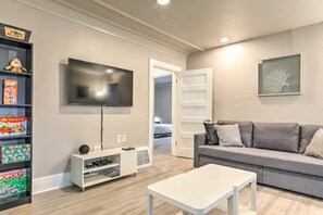 Televisor intel·ligent, reproductor de DVD, llibres i videoteca 