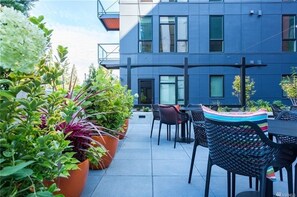 Outdoor dining - New penthouse unit in downtown Bellevue (Bellevue)