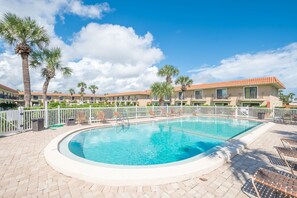 Una piscina al aire libre, una piscina climatizada