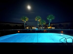 Een buitenzwembad, een verwarmd zwembad