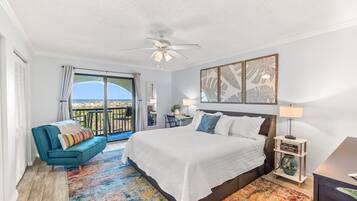 2 soverom, skrivebord, strykejern/-brett og reiseseng for barn