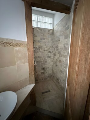 Secador de cabelo, toalhas de banho, sabonete, papel higiênico