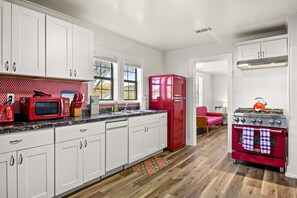 冷蔵庫、電子レンジ、オーブン、コン��ロ