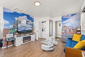 Smart-TV, Kamin, Bücher, Musikbibliothek