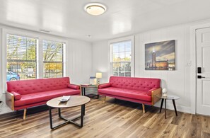 Smart-TV, Kamin, Bücher, Musikbibliothek