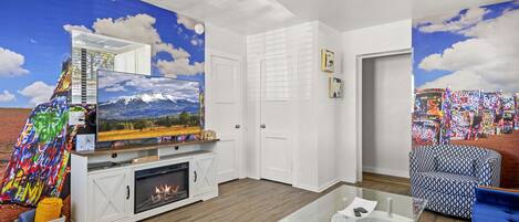 Smart-TV, Kamin, Bücher, Musikbibliothek
