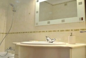 Haartrockner, Handtücher, Seife, Toilettenpapier