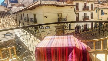 Habitación básica | Área de sala de estar | Smart TV de 42 pulgadas con canales por cable