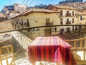 Basic Room | Living area | 42-inch Smart TV with cable channels - Carmen Hotel Cusco (Cusco)