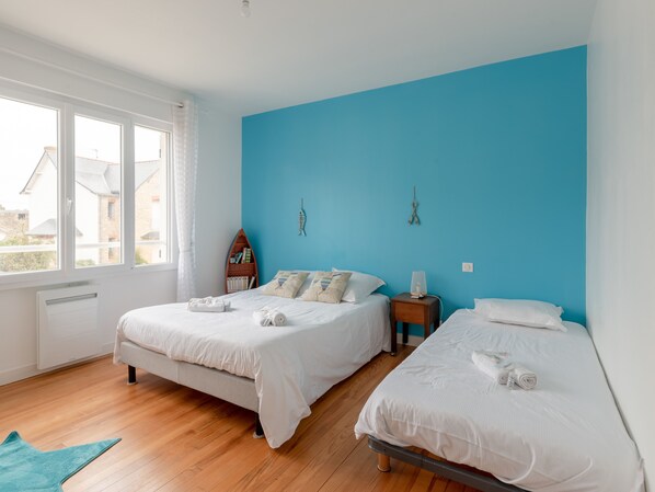 2 makuuhuonetta, silitysrauta/-lauta, vuodevaatteet