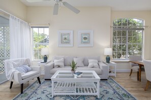 Living area - Spacious Villa in Prestigious University Park Country Club  (university park)