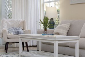 Living area - Spacious Villa in Prestigious University Park Country Club  (university park)