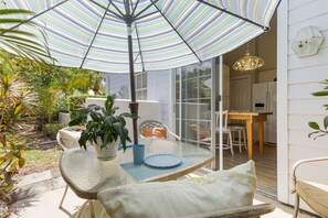 Outdoor dining - Spacious Villa in Prestigious University Park Country Club  (university park)