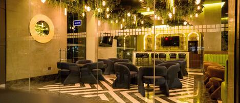 Eine Lobby mit modernem Design, ausgestattet mit einer Sitzecke mit Sofas und einem gemusterten Boden.