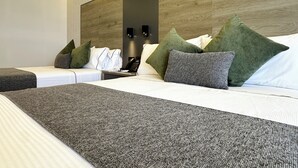A modern hotel room with two beds, a wooden headboard, and a phone on the nightstand. - Hotel Antré Chapultepec (Guadalajara)