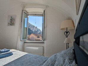 2 bedrooms, travel cot, free WiFi, bed sheets - La Casa Degli Alberi (Dolceacqua)