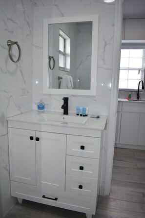 Serviettes fournies, savon, papier toilette