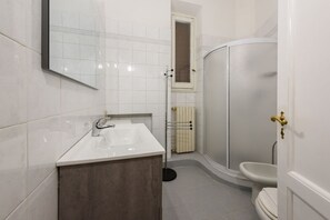 تجهيزات دش، مجففات شعر، مراحيض شطف، مناشف