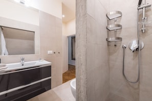 Shower, free toiletries, hair dryer, bidet