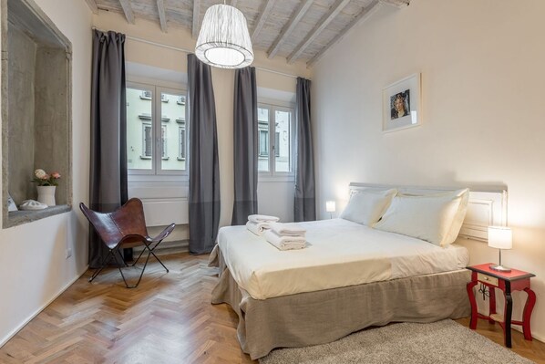 2 bedrooms, desk, iron/ironing board, WiFi