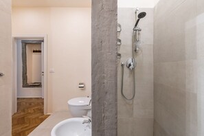 Dusche, kostenlose Toilettenartikel, Haartrockner, Bidet