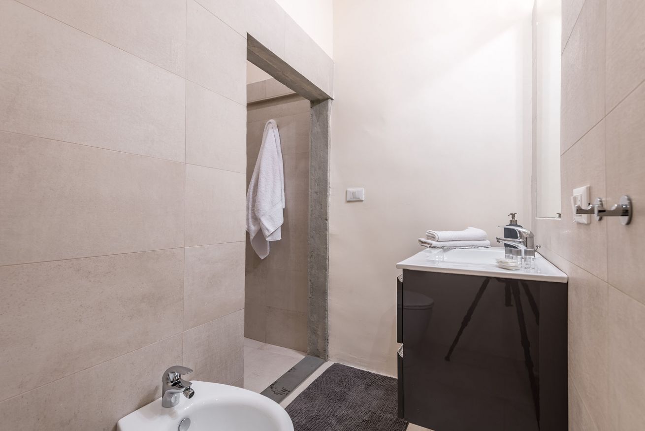 Ein modernes Badezimmer mit Badewanne, Waschbecken und Duschbereich.