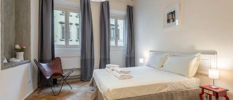 2 bedrooms, desk, iron/ironing board, WiFi