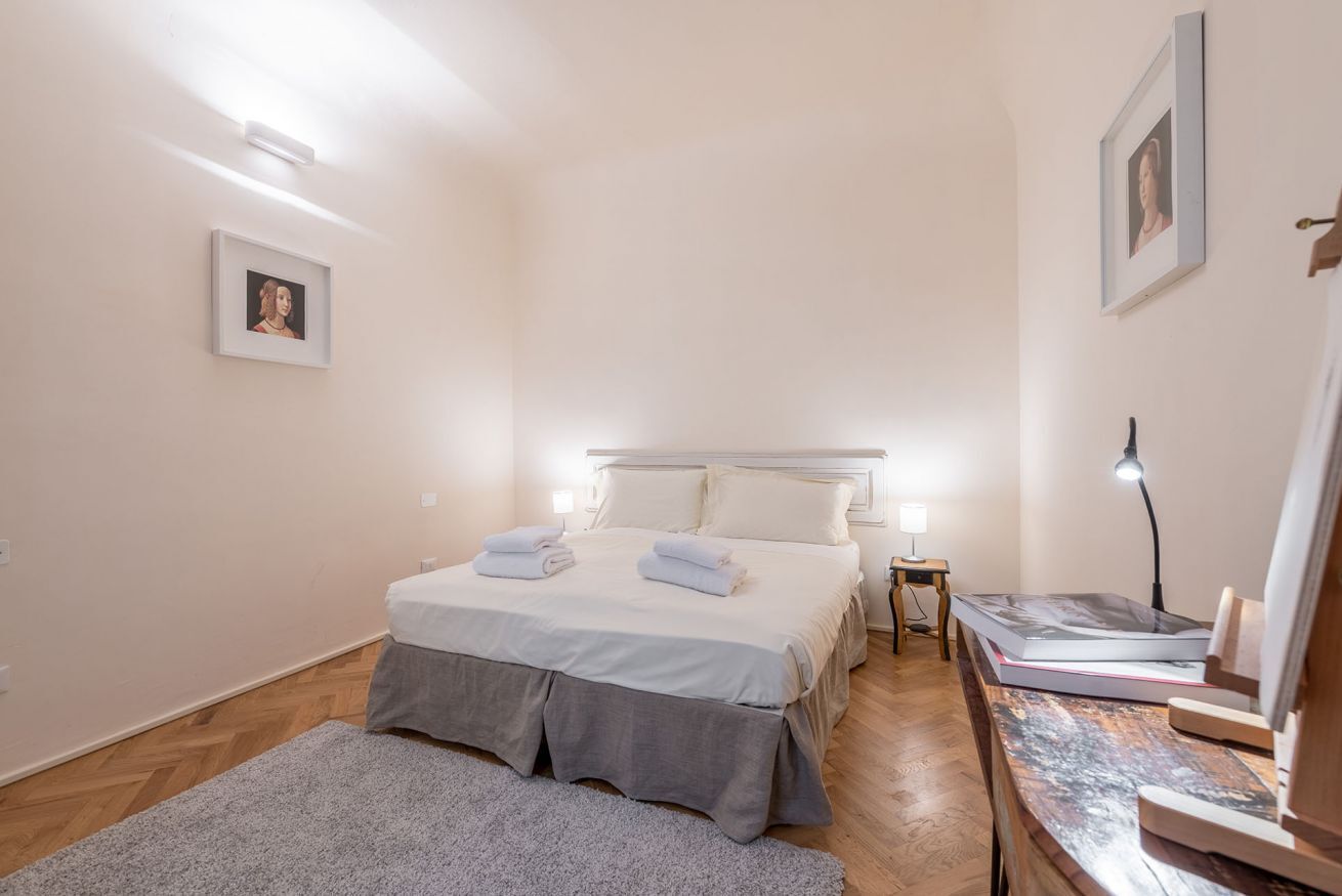 2 dormitorios, escritorio, tabla de planchar con plancha y wifi