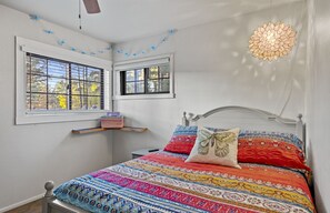 5 habitaciones, escritorio y tabla de planchar con plancha 
