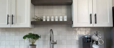 Habitación individual, 1 cama Queen size y sofá cama, para no fumadores, cocina | Cocina privada | Refrigerador con congelador, microondas, horno y parrilla de estufa
