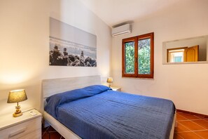 4 slaapkamers, een bureau, een strijkplank/strijkijzer, reisbedje