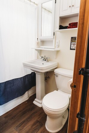 Haartrockner, Handtücher, Seife, Toilettenpapier