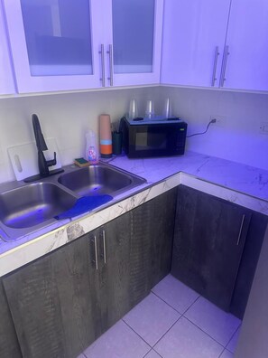 Kühlschrank, Mikrowelle, Herdplatte, Wasserkocher mit Kaffee-/Teezubehör