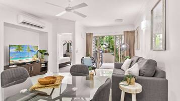 Televisión, libros y oficina