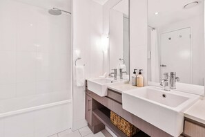 Shower, hair dryer, towels, shampoo - Luxurious Resort Apartment w/ 9 Pools & Patio (Westcourt)