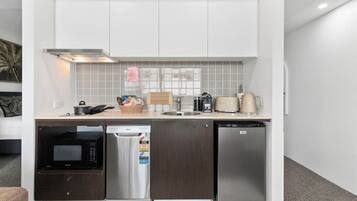 Réfrigérateur, plaque de cuisson, lave-vaisselle, cafetiÚre/bouilloire