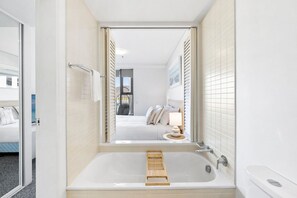 Shower, hair dryer, towels, shampoo - Waterfront Oasis with Pool, Gym & Sauna in Cairns (Cairns City)