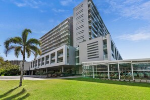 Exterior - Waterfront Oasis with Pool, Gym & Sauna in Cairns (Cairns City)