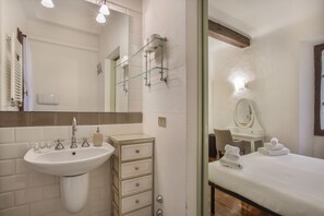 Shower, hair dryer, bidet, towels - Santa Croce 2 bedroom (Firenze)