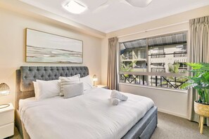 1 bedroom, iron/ironing board, travel cot, WiFi - Tropical Retreat: 9 Pools, BBQ & Gym Access (Westcourt)