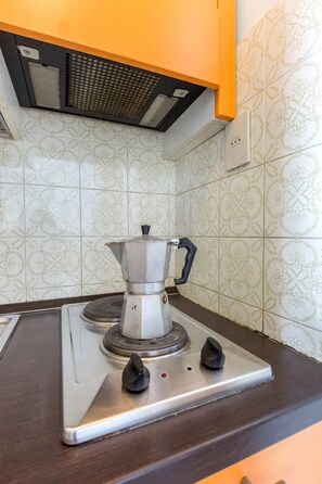 Refrigerador, microondas, parrilla de estufa y cafetera y tetera